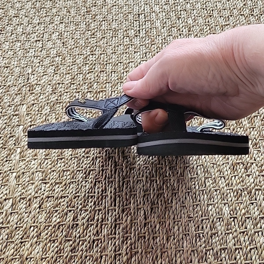 KUAILU black flip flops. Like new condition size 7. - Picture 3 of 6